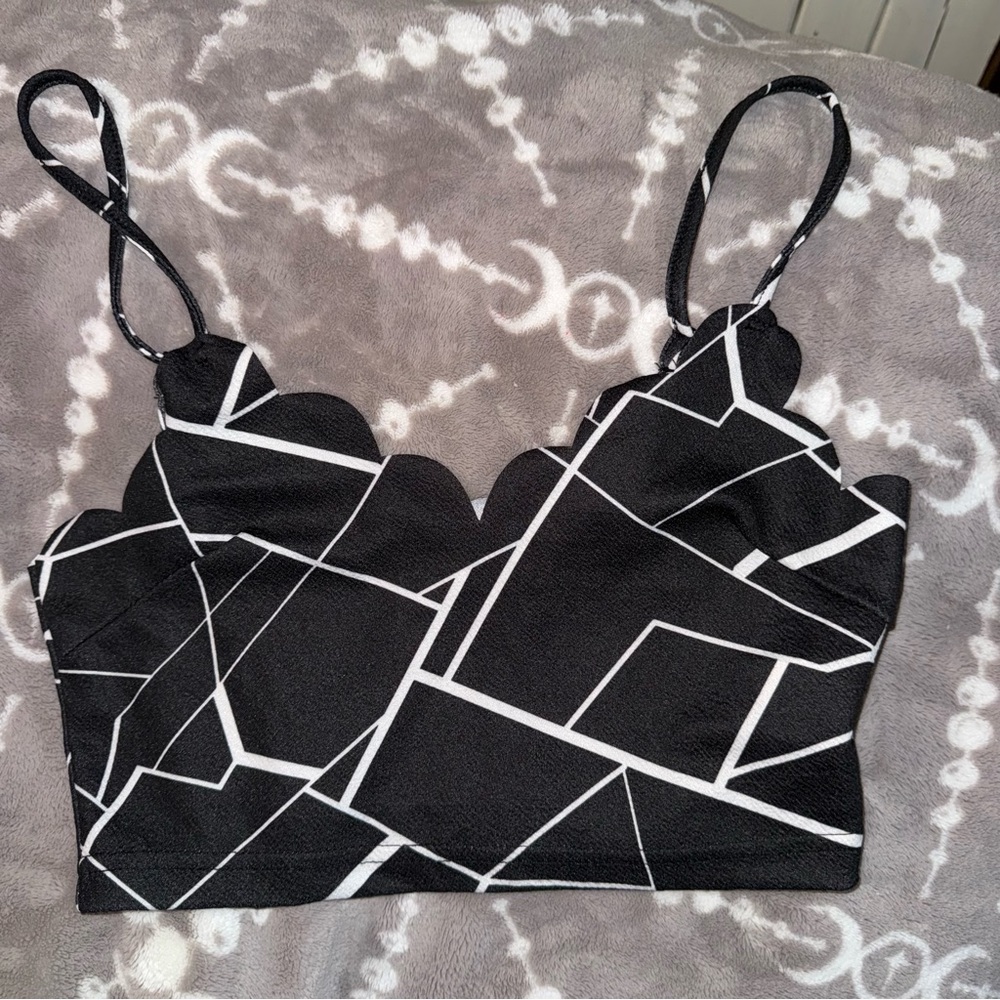 Chic Black and White Scalloped Tank Crop Top NWOT